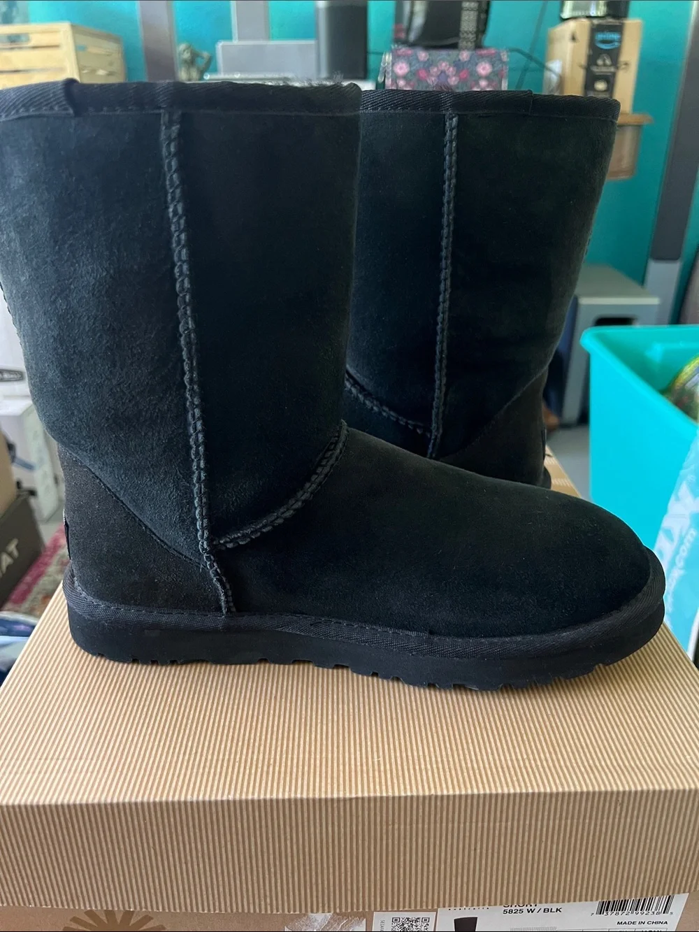 UGG Women’s Classic Short Boot Black, 8
